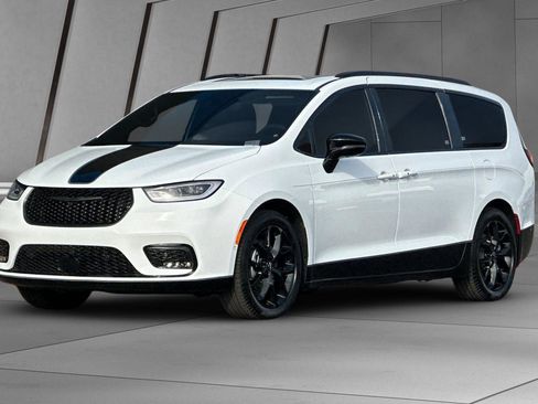 Used 2024 Chrysler Pacifica Limited w/ Uconnect Theater Family Group image 8