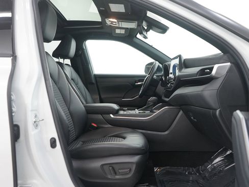 Used 2023 Toyota Highlander XSE image 11