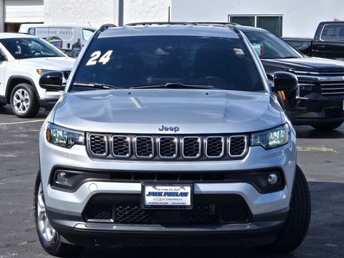 Used 2024 Jeep Compass Latitude image 3