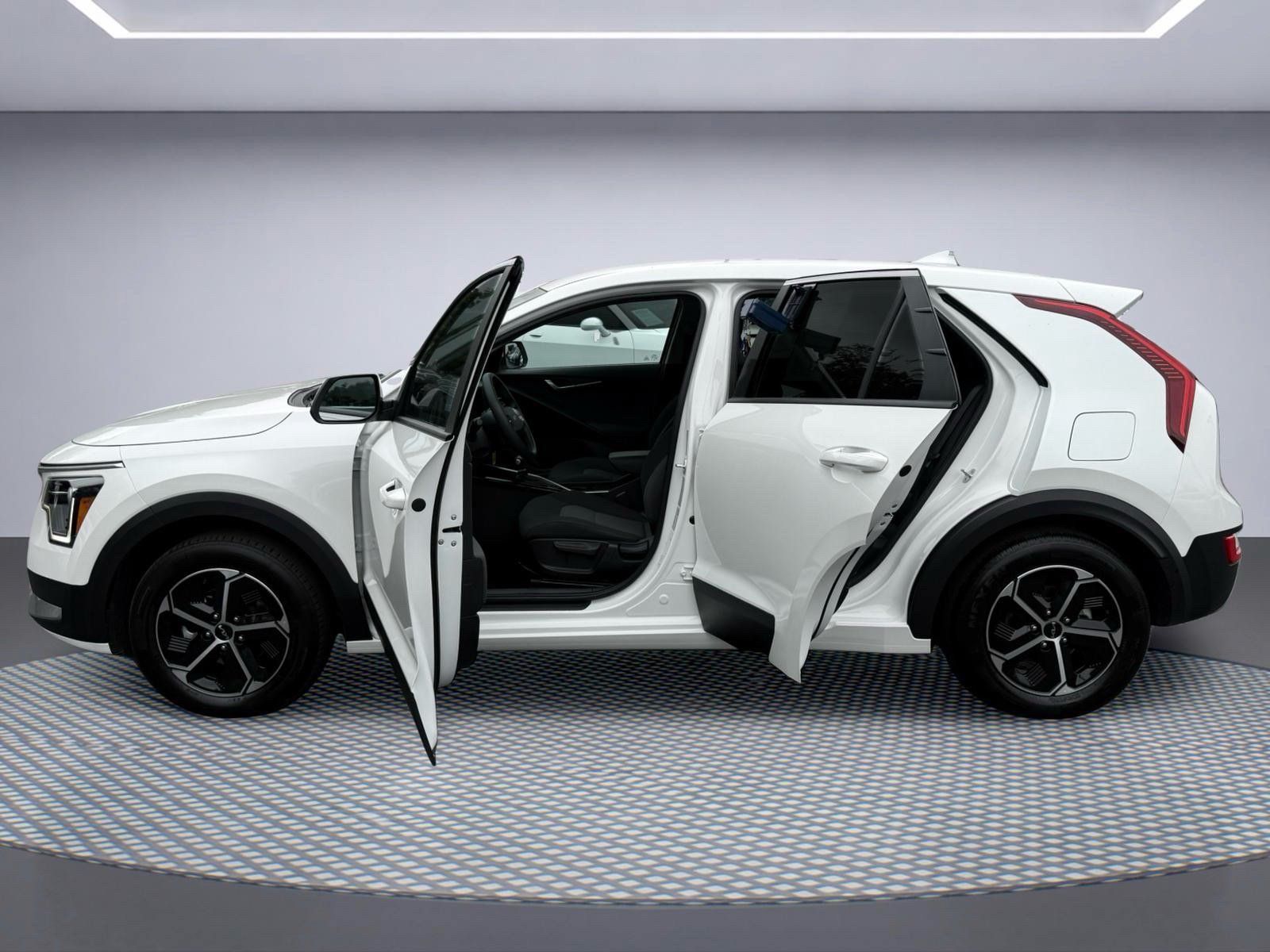 Used 2025 Kia Niro LX FWD image 12
