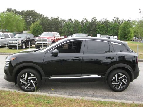 Used 2025 Nissan Kicks SV image 4