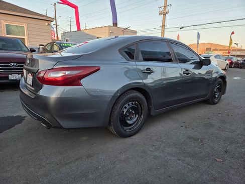 Used 2018 Nissan Altima 2.5 S w/ S Convenience Package image 3