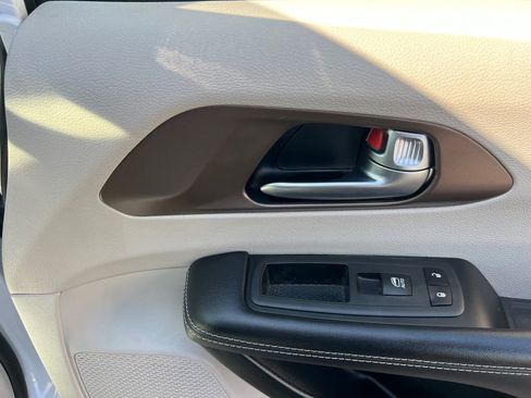 Used 2022 Chrysler Voyager LX image 29