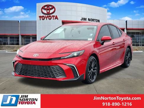 Used 2025 Toyota Camry SE w/ Convenience Package FWD image 3