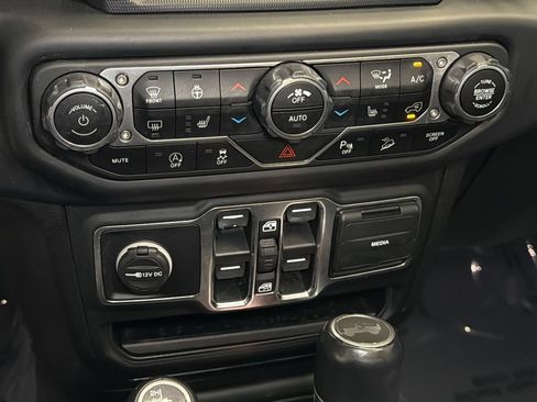 Used 2020 Jeep Wrangler Unlimited Sahara AWD/4WD image 18