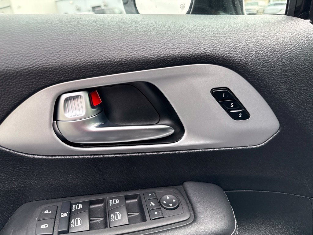 Used 2025 Chrysler Pacifica Limited FWD image 12