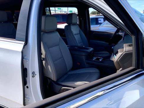Used 2023 GMC Yukon XL SLT image 8