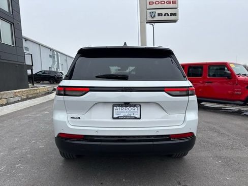 Used 2023 Jeep Grand Cherokee Altitude AWD/4WD image 4
