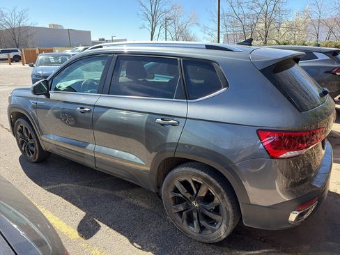 Used 2023 Volkswagen Taos SE w/ Black Wheel Package image 4