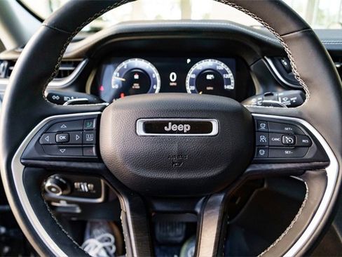 Used 2023 Jeep Grand Cherokee Limited image 11