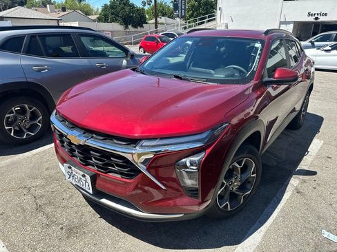 Used 2025 Chevrolet Trax LT FWD image 3