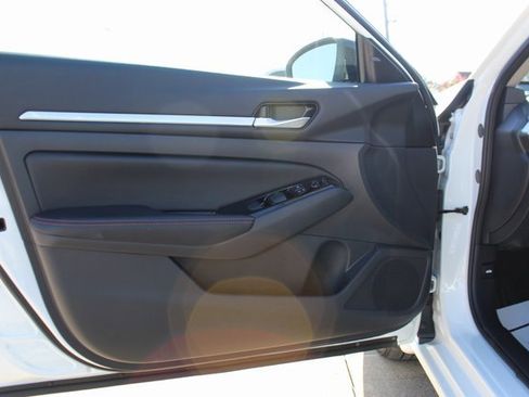 Used 2025 Nissan Altima 2.5 SR image 8