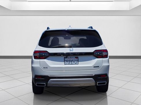 Certified 2025 Honda Pilot Touring image 6