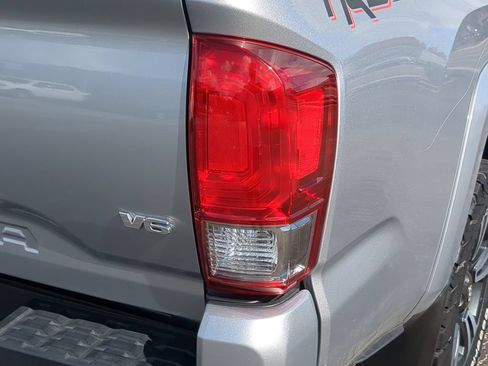 Used 2017 Toyota Tacoma TRD Sport w/ Tow Package RWD image 8