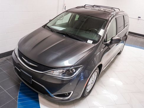 Used 2020 Chrysler Pacifica Touring-L FWD image 35