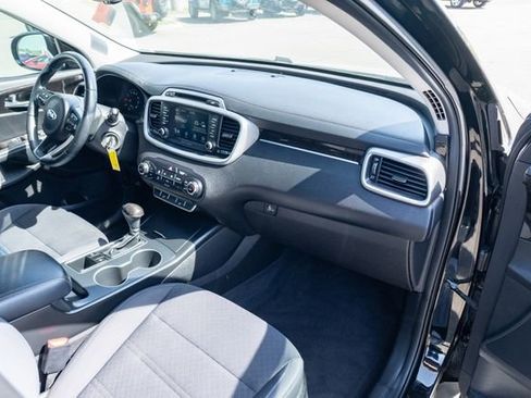 Used 2017 Kia Sorento LX w/ LX Convenience Package image 41