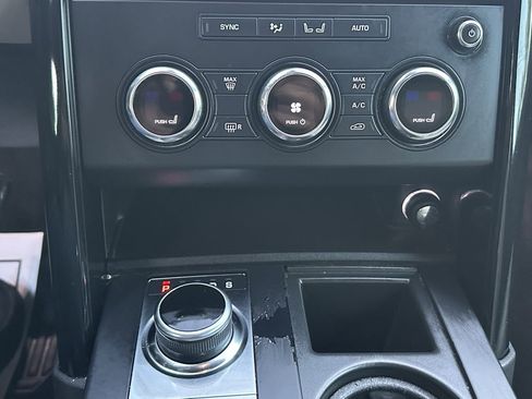 Used 2018 Land Rover Discovery SE image 41