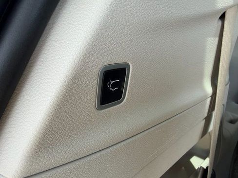 Used 2024 Chrysler Pacifica Touring-L image 16