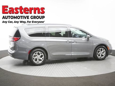 Used 2022 Chrysler Pacifica Limited image 41