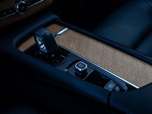 Used 2024 Volvo XC90 B6 Plus w/ Protection Package Premier image 24