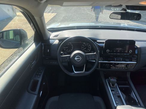 Used 2024 Nissan Pathfinder SV image 11