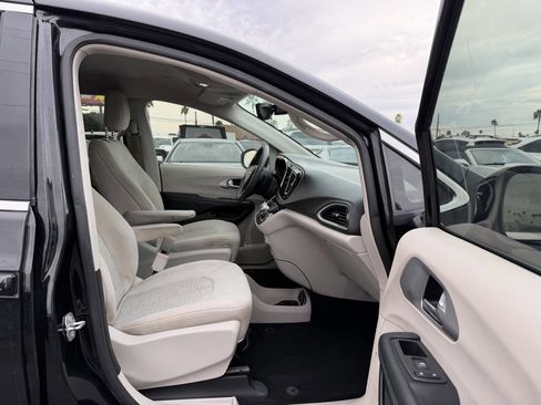 Used 2018 Chrysler Pacifica Touring Plus image 23