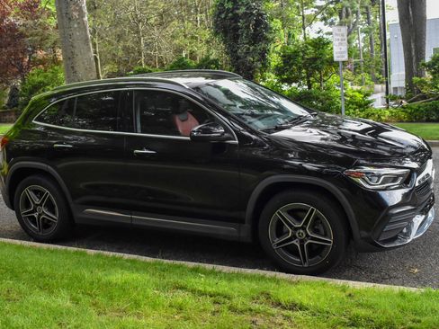Used 2021 Mercedes-Benz GLA 250 4MATIC w/ AMG Line Exterior image 12