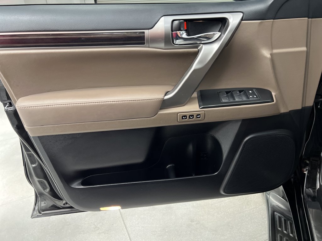 Used 2022 Lexus GX 460 Premium w/ Accessory Package AWD/4WD image 14