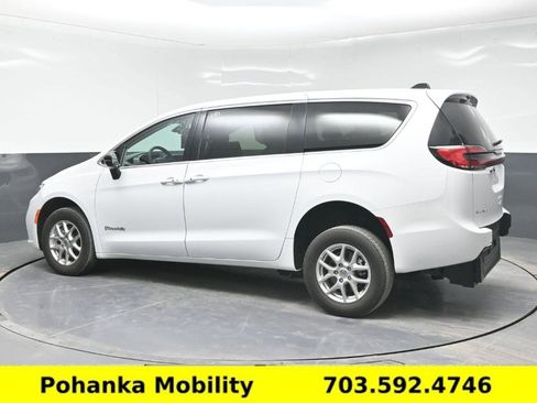 Used 2024 Chrysler Pacifica Touring-L image 22