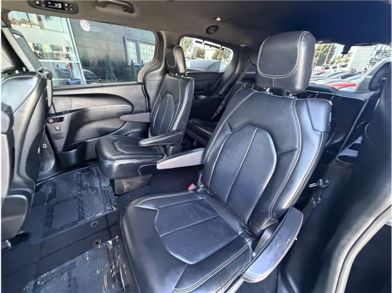 Used 2019 Chrysler Pacifica Touring-L Plus w/ Advanced Safetytec Group FWD image 24