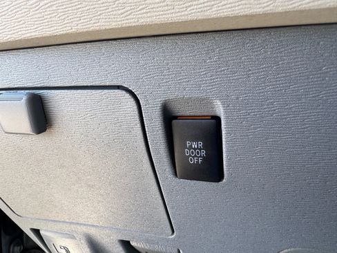 Used 2012 Toyota Sienna XLE image 24