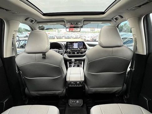 Used 2021 Toyota Highlander Platinum FWD image 44