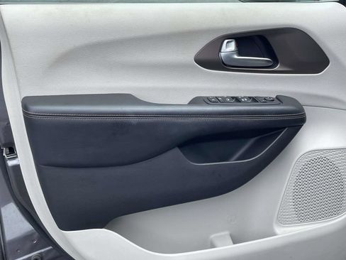 Certified 2018 Chrysler Pacifica Touring Plus FWD image 23