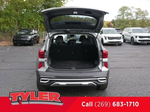 Used 2023 Kia Seltos EX image 16