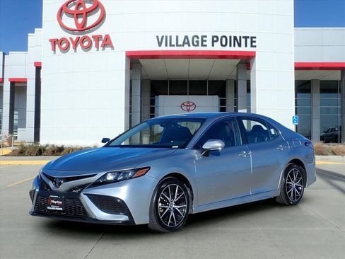 Used 2024 Toyota Camry SE image 1