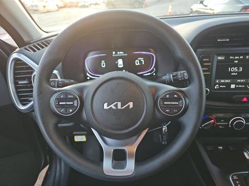 Used 2025 Kia Soul LX w/ LX Technology Package FWD image 4