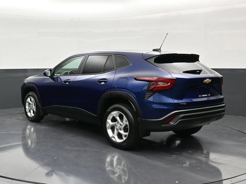 Used 2024 Chevrolet Trax LS w/ LS Convenience Package FWD image 3