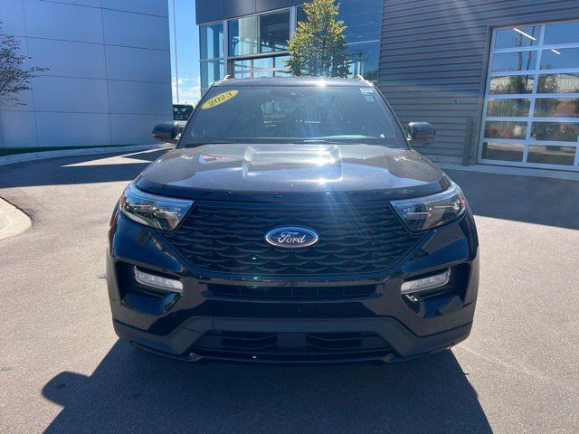 Used 2023 Ford Explorer ST-Line AWD/4WD image 2