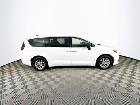 Certified 2024 Chrysler Pacifica Touring-L image 13