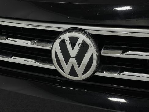 Used 2018 Volkswagen Tiguan SEL image 40