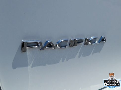 Used 2024 Chrysler Pacifica Touring FWD image 7