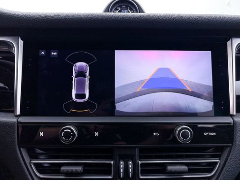 Used 2023 Porsche Macan Turbo image 7