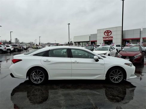Used 2020 Toyota Avalon Limited image 2