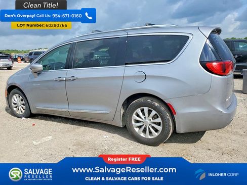 Used 2019 Chrysler Pacifica Touring-L FWD image 3