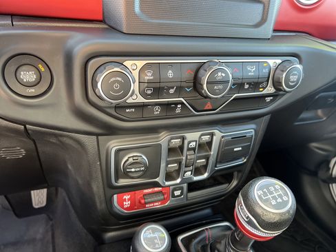 Used 2018 Jeep Wrangler Unlimited Rubicon AWD/4WD image 8