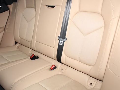 Certified 2022 Porsche Macan S image 24