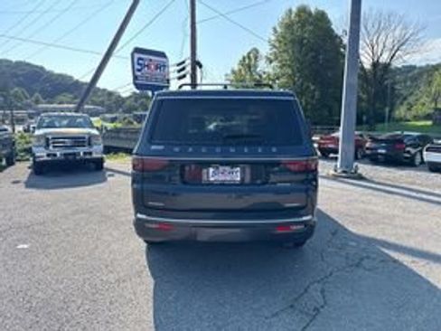 Used 2022 Jeep Wagoneer Series I w/ Premium Group I AWD/4WD image 4