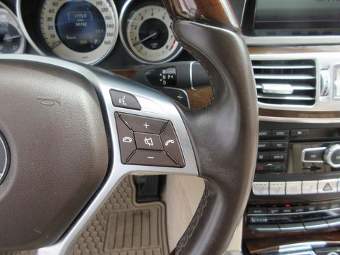 Used 2014 Mercedes-Benz E 550 4MATIC Sedan image 54