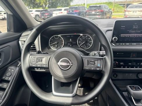 Used 2024 Nissan Rogue SV FWD image 11