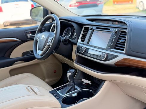 Used 2019 Toyota Highlander Limited Platinum FWD image 25